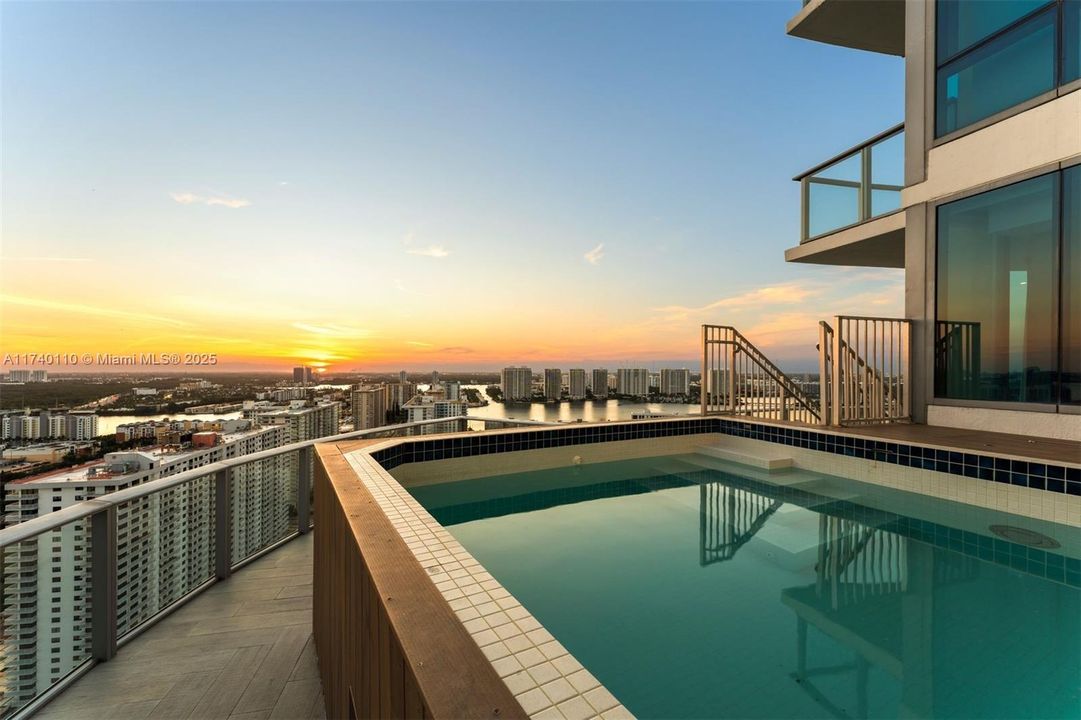 Recently Sold: $16,995,000 (5 beds, 7 baths, 8117 Square Feet)