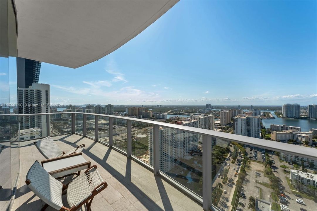 Recently Sold: $16,995,000 (5 beds, 7 baths, 8117 Square Feet)