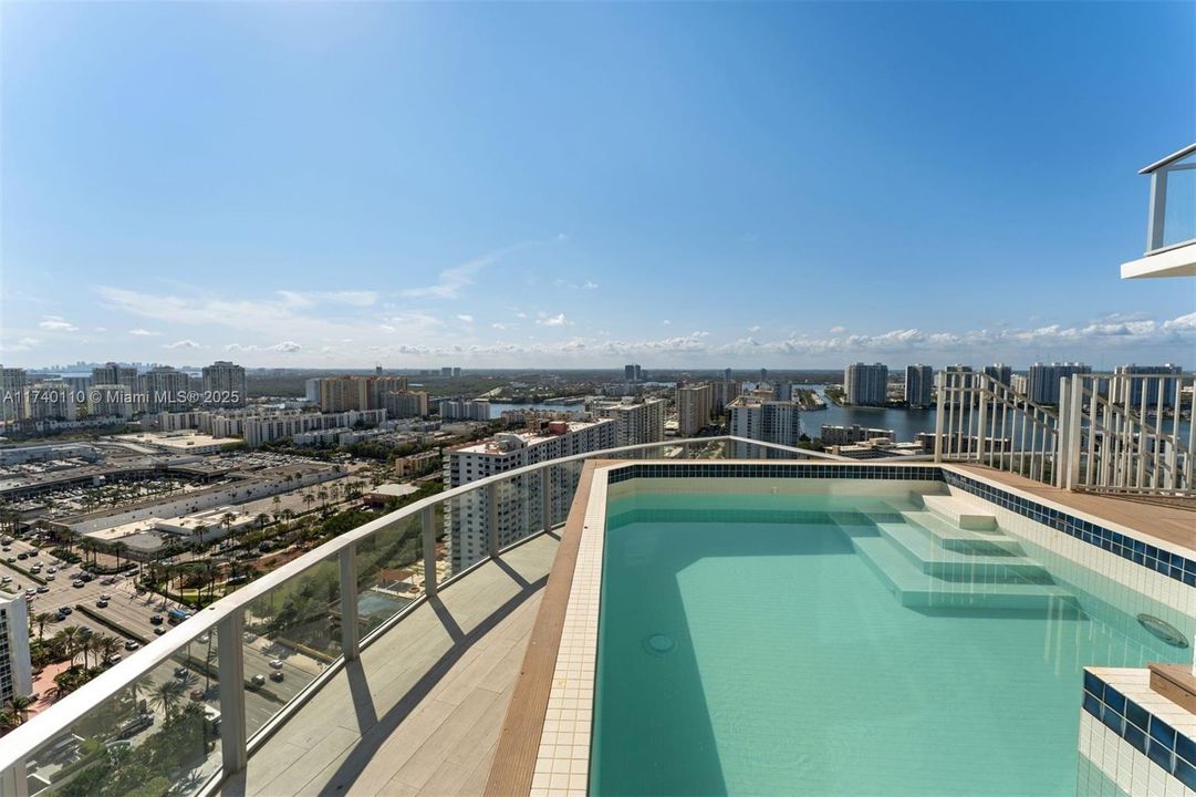 Recently Sold: $16,995,000 (5 beds, 7 baths, 8117 Square Feet)