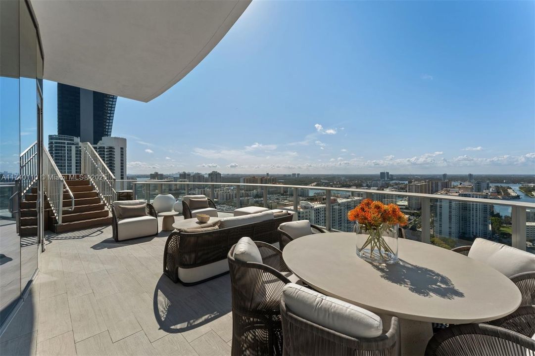 Recently Sold: $16,995,000 (5 beds, 7 baths, 8117 Square Feet)