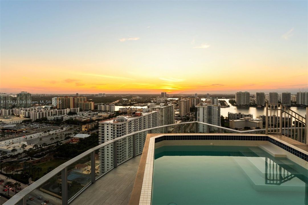 Recently Sold: $16,995,000 (5 beds, 7 baths, 8117 Square Feet)