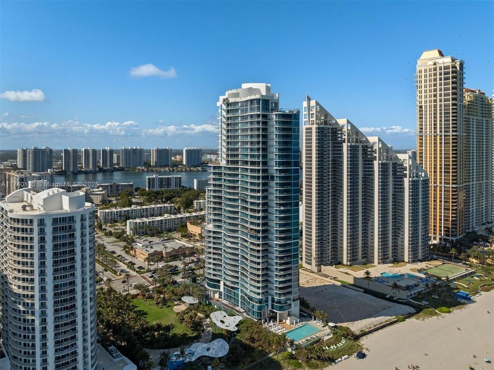 Recently Sold: $16,995,000 (5 beds, 7 baths, 8117 Square Feet)