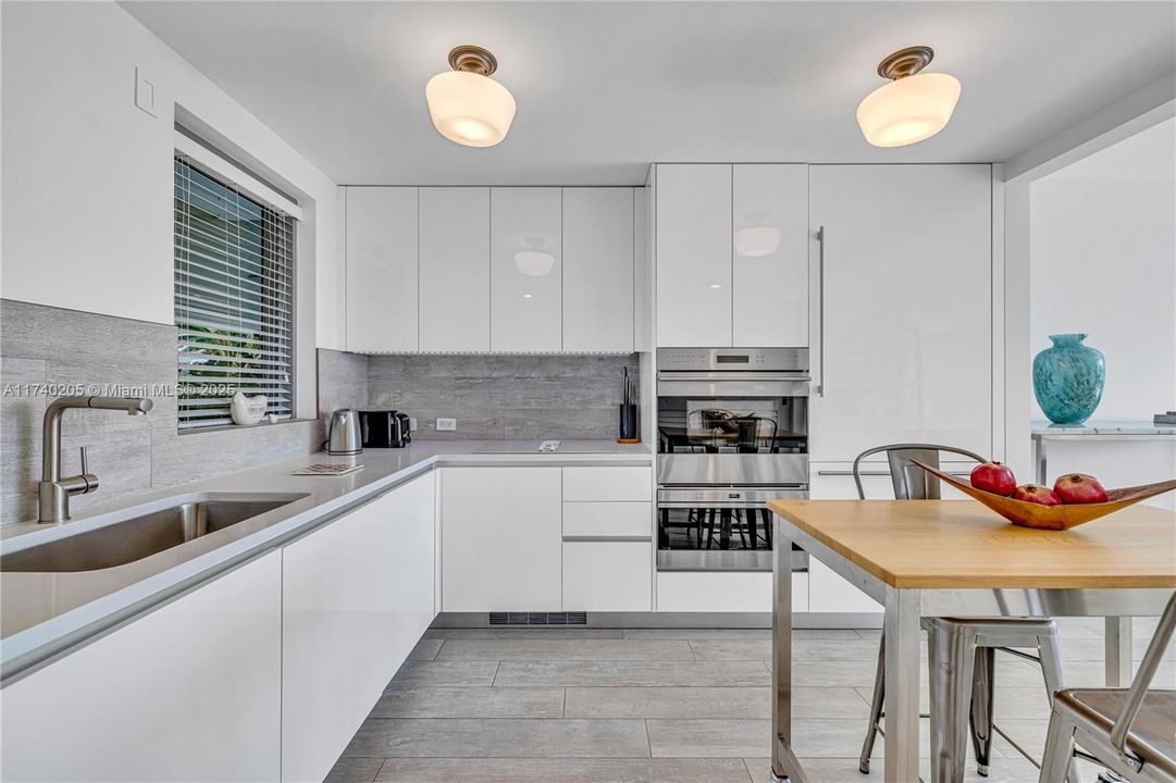 Recently Sold: $785,000 (1 beds, 1 baths, 701 Square Feet)