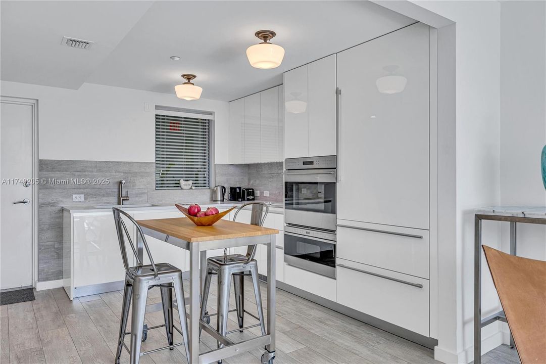 Recently Sold: $785,000 (1 beds, 1 baths, 701 Square Feet)