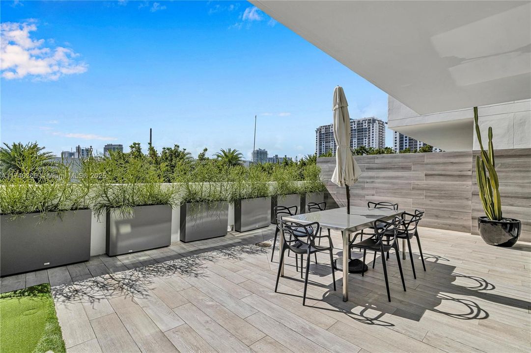 Recently Sold: $785,000 (1 beds, 1 baths, 701 Square Feet)