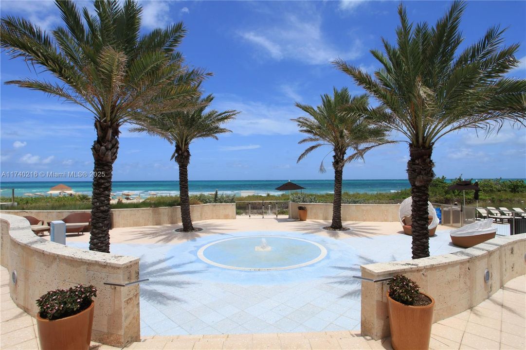 Recently Sold: $899,000 (2 beds, 2 baths, 993 Square Feet)