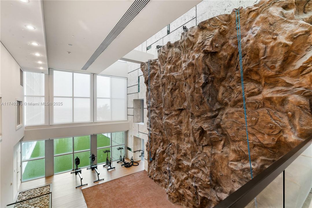 Recently Sold: $899,000 (2 beds, 2 baths, 993 Square Feet)