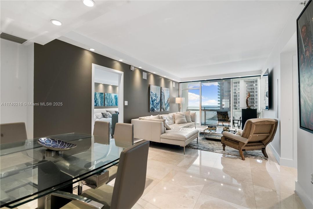 Recently Sold: $899,000 (2 beds, 2 baths, 993 Square Feet)