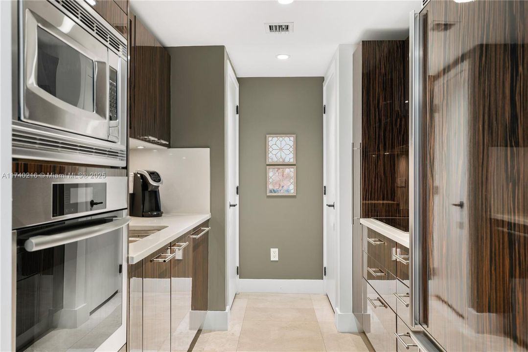 Recently Sold: $899,000 (2 beds, 2 baths, 993 Square Feet)