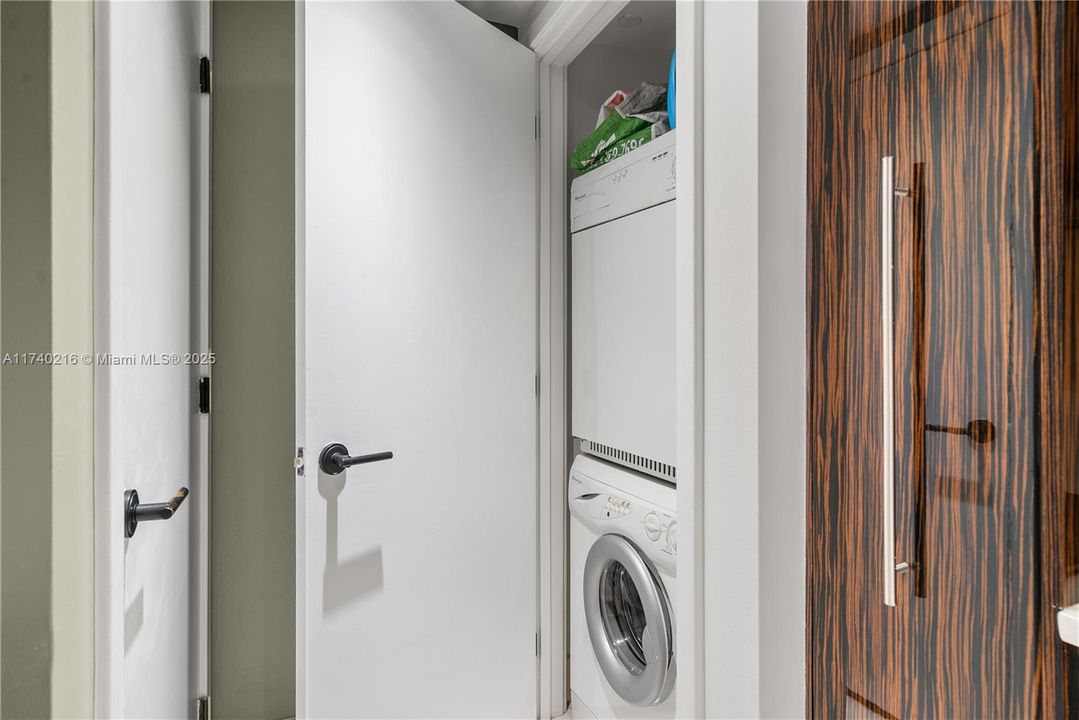 Recently Sold: $899,000 (2 beds, 2 baths, 993 Square Feet)