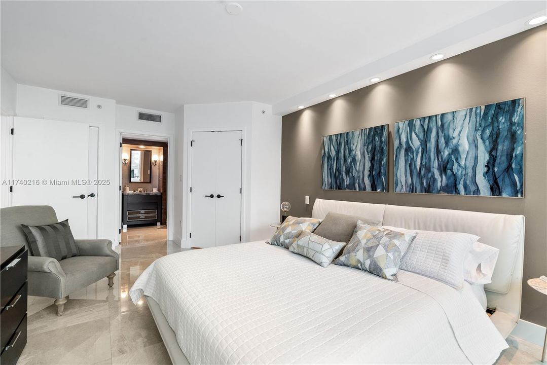 Recently Sold: $899,000 (2 beds, 2 baths, 993 Square Feet)