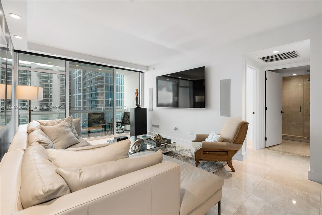 Recently Sold: $899,000 (2 beds, 2 baths, 993 Square Feet)