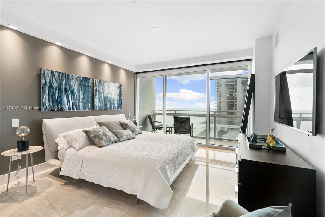 Recently Sold: $899,000 (2 beds, 2 baths, 993 Square Feet)