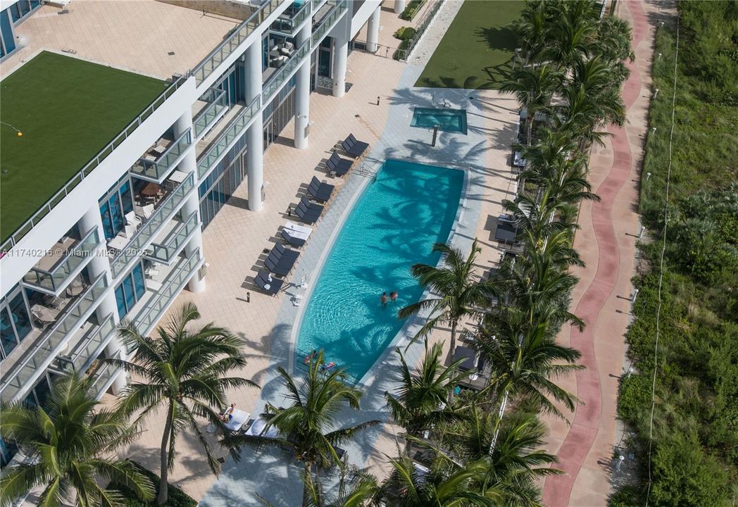 Recently Sold: $899,000 (2 beds, 2 baths, 993 Square Feet)