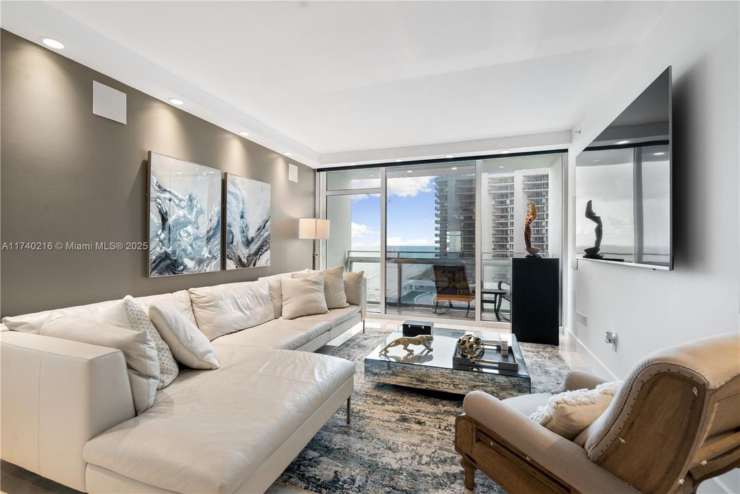 Recently Sold: $899,000 (2 beds, 2 baths, 993 Square Feet)