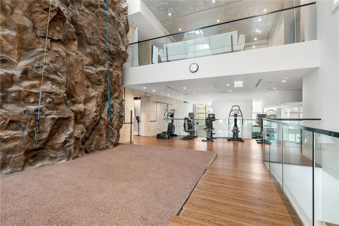 Recently Sold: $899,000 (2 beds, 2 baths, 993 Square Feet)