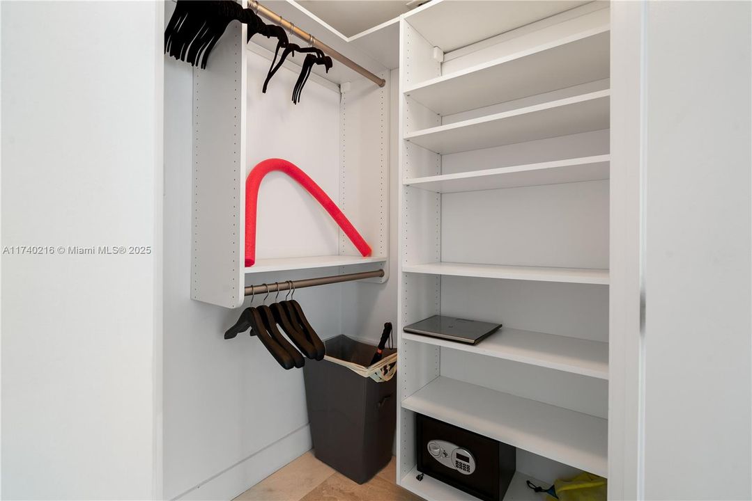 Recently Sold: $899,000 (2 beds, 2 baths, 993 Square Feet)