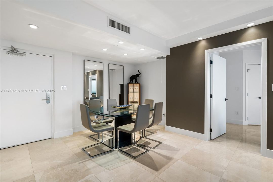 Recently Sold: $899,000 (2 beds, 2 baths, 993 Square Feet)