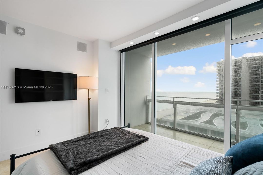 Recently Sold: $899,000 (2 beds, 2 baths, 993 Square Feet)