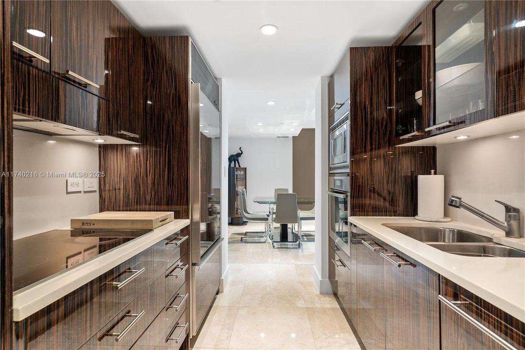 Recently Sold: $899,000 (2 beds, 2 baths, 993 Square Feet)