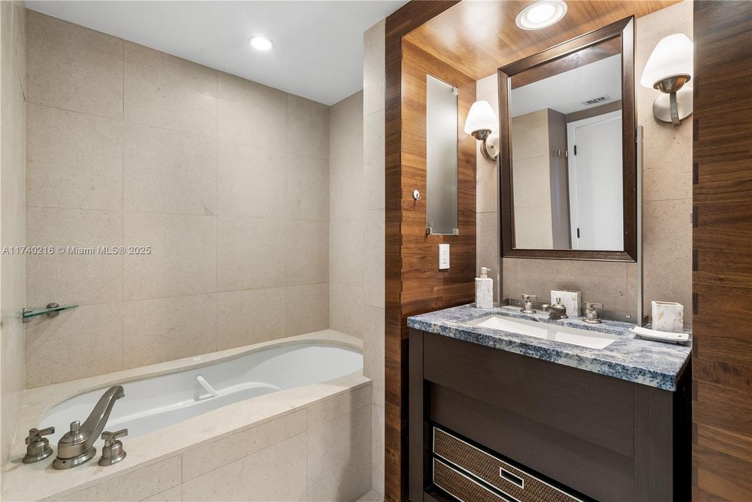 Recently Sold: $899,000 (2 beds, 2 baths, 993 Square Feet)