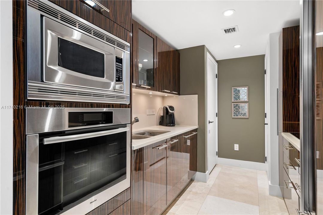 Recently Sold: $899,000 (2 beds, 2 baths, 993 Square Feet)