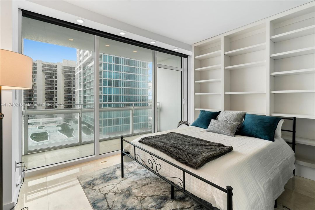 Recently Sold: $899,000 (2 beds, 2 baths, 993 Square Feet)