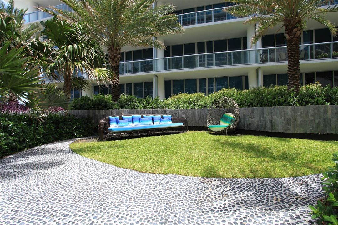 Recently Sold: $899,000 (2 beds, 2 baths, 993 Square Feet)