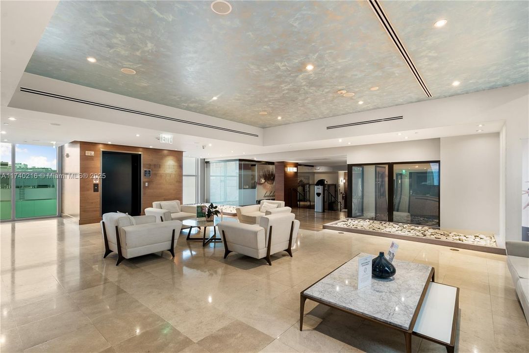 Recently Sold: $899,000 (2 beds, 2 baths, 993 Square Feet)