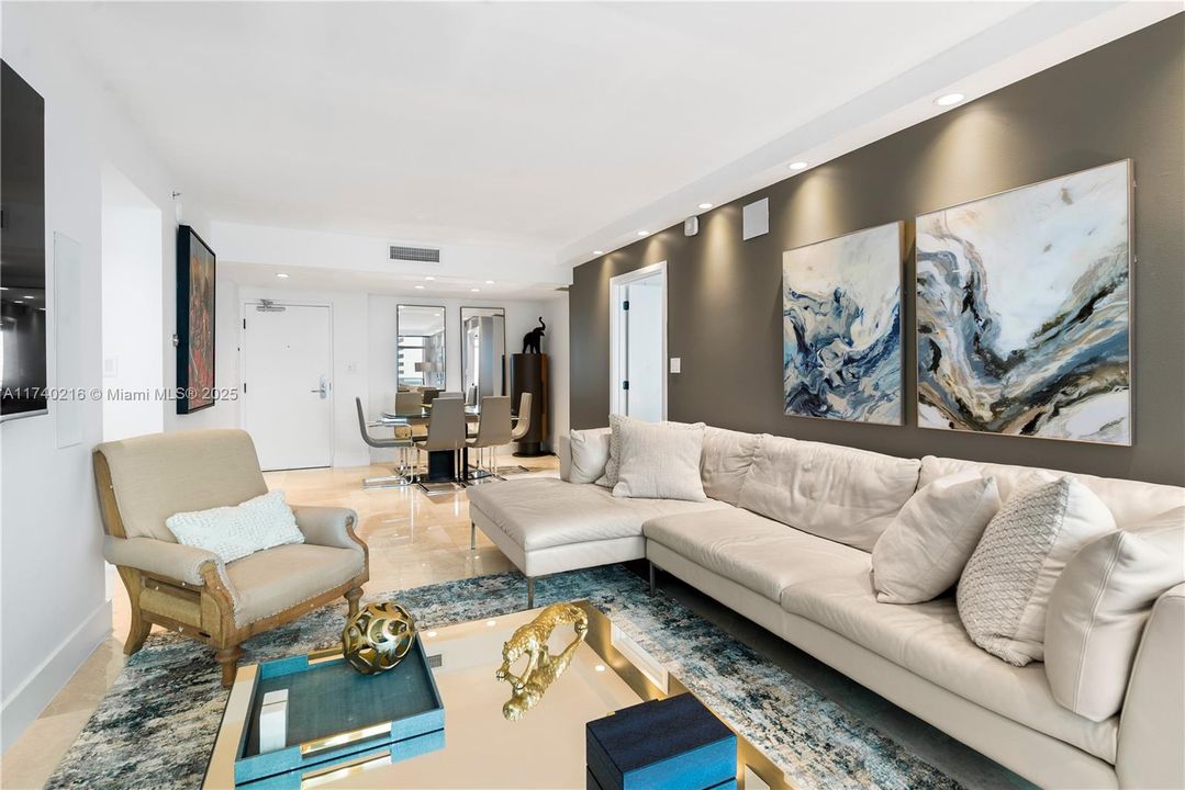 Recently Sold: $899,000 (2 beds, 2 baths, 993 Square Feet)