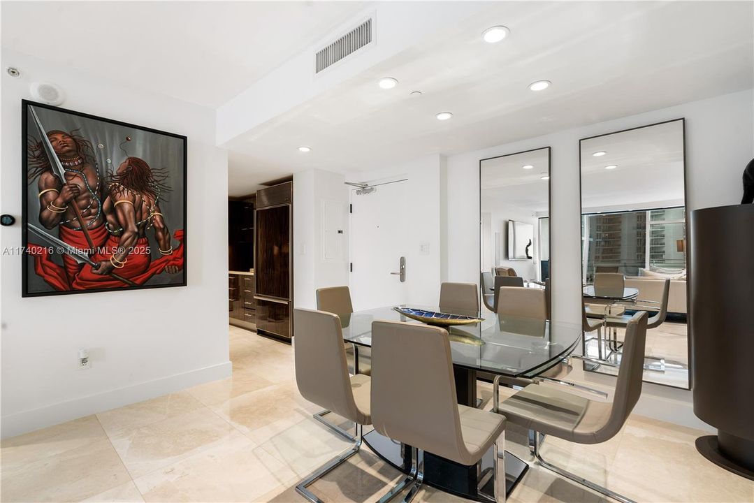 Recently Sold: $899,000 (2 beds, 2 baths, 993 Square Feet)