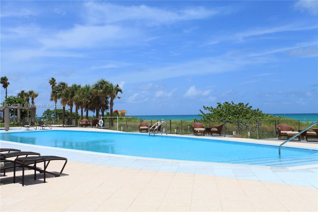 Recently Sold: $899,000 (2 beds, 2 baths, 993 Square Feet)