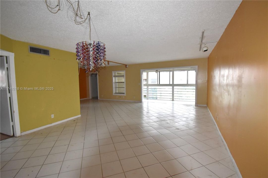 Под контрактом: $69,900 (2 спален, 2 ванн, 1364 Квадратных фут)