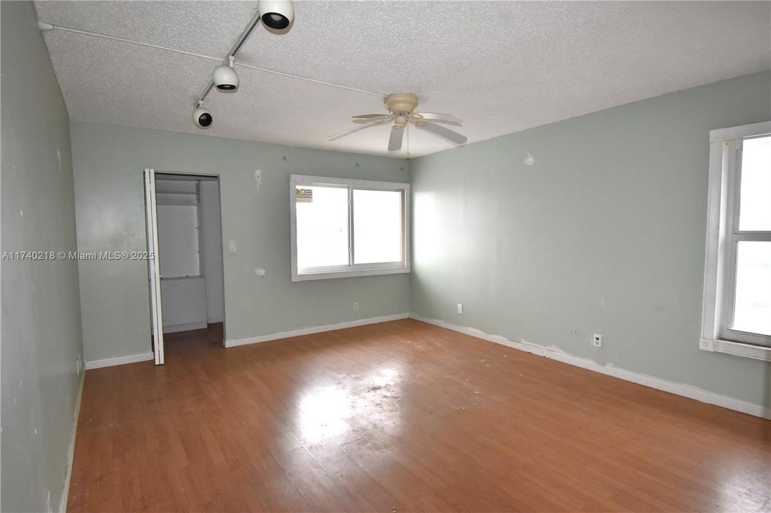 Под контрактом: $69,900 (2 спален, 2 ванн, 1364 Квадратных фут)