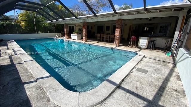 Под контрактом: $1,225,000 (4 спален, 2 ванн, 2090 Квадратных фут)