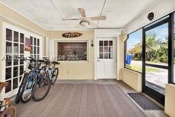 Под контрактом: $1,225,000 (4 спален, 2 ванн, 2090 Квадратных фут)