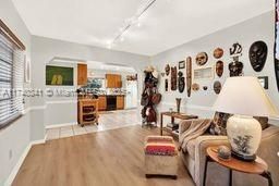 Под контрактом: $1,225,000 (4 спален, 2 ванн, 2090 Квадратных фут)