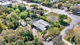 Под контрактом: $1,225,000 (4 спален, 2 ванн, 2090 Квадратных фут)