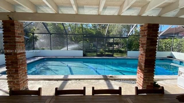 Под контрактом: $1,225,000 (4 спален, 2 ванн, 2090 Квадратных фут)