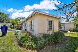 Под контрактом: $1,225,000 (4 спален, 2 ванн, 2090 Квадратных фут)