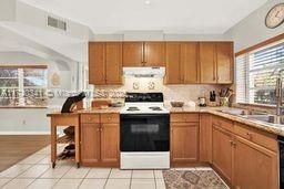 Под контрактом: $1,225,000 (4 спален, 2 ванн, 2090 Квадратных фут)