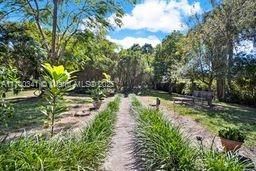 Под контрактом: $1,225,000 (4 спален, 2 ванн, 2090 Квадратных фут)