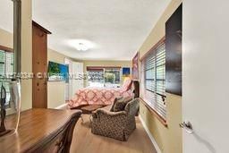 Под контрактом: $1,225,000 (4 спален, 2 ванн, 2090 Квадратных фут)