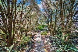 Под контрактом: $1,225,000 (4 спален, 2 ванн, 2090 Квадратных фут)