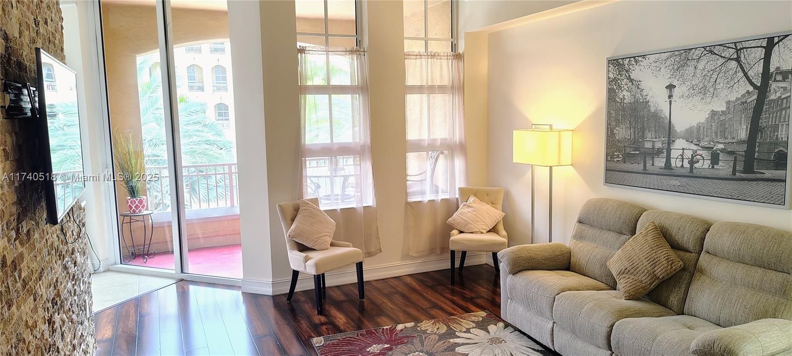 待售: $398,000 (1 贝兹, 1 浴室, 977 平方英尺)