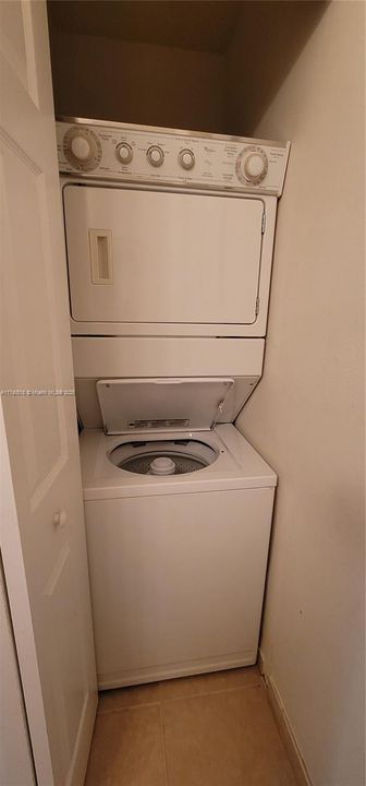 待售: $398,000 (1 贝兹, 1 浴室, 977 平方英尺)