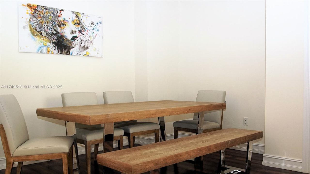 待售: $398,000 (1 贝兹, 1 浴室, 977 平方英尺)