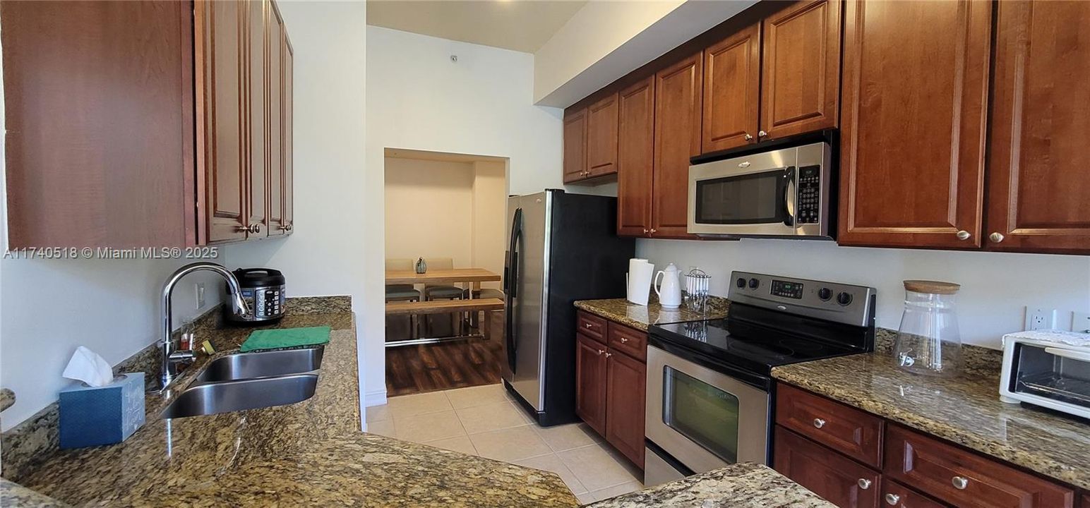 待售: $398,000 (1 贝兹, 1 浴室, 977 平方英尺)