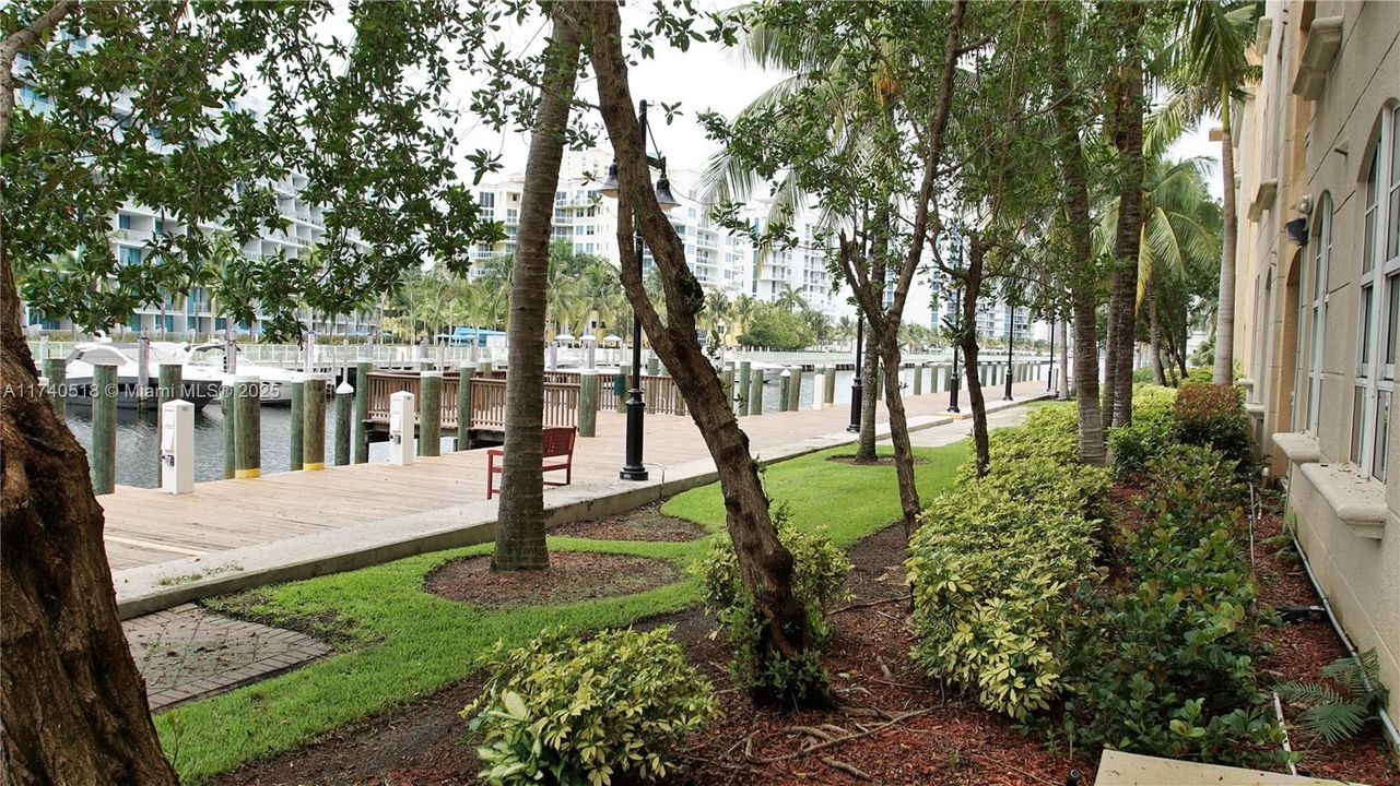 待售: $398,000 (1 贝兹, 1 浴室, 977 平方英尺)