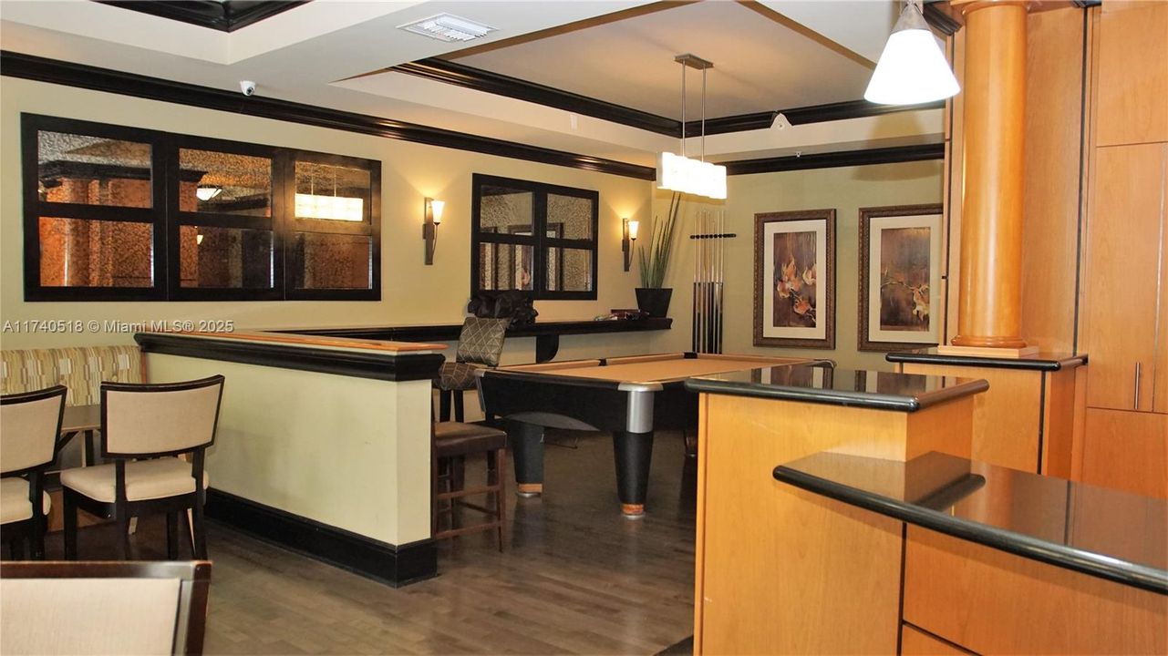 待售: $398,000 (1 贝兹, 1 浴室, 977 平方英尺)